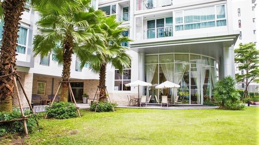 Photo 1 of the Communal Garden Area at Mayfair Place Sukhumvit 64