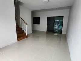 3 спален Таунхаус на продажу в The Connect 43 Wongwaen - Ramintra 2, Tha Raeng