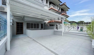 5 chambres Maison de ville a vendre à Khlong Tan Nuea, Bangkok 