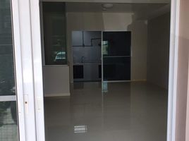 3 Bedroom Townhouse for sale at Indy 2 Srinakarin, Phraeksa