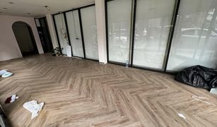 N/A Retail space for sale in Khlong Tan Nuea, Bangkok 