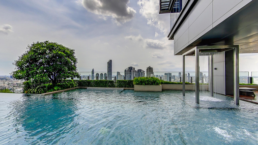 图片 1 of the Communal Pool at The Bangkok Sathorn