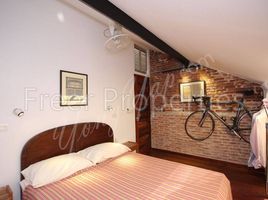 2 Bedroom Apartment for rent at 2 BR renovated apartment Riverside $700/month, Phsar Chas, Doun Penh