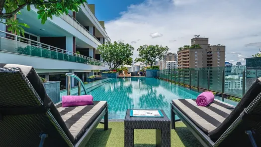 Фото 1 of the Общий бассейн at Akyra Thonglor Bangkok Hotel