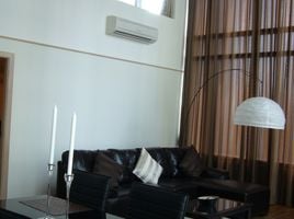 2 спален Кондо в аренду в The Emporio Place, Khlong Tan