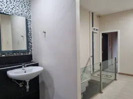 2 спален Таунхаус for sale in Mahat Thai MRT, Phlapphla, Khlong Chaokhun Sing