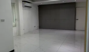 Таунхаус, 4 спальни на продажу в Wang Thonglang, Бангкок B Square Rama 9