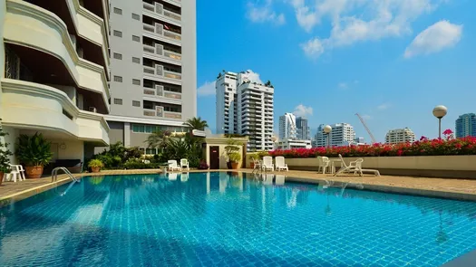 图片 1 of the Communal Pool at Newton Tower