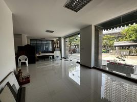 5 Schlafzimmer Ganzes Gebäude zu vermieten in Bang Lamphu Lang, Khlong San, Bang Lamphu Lang