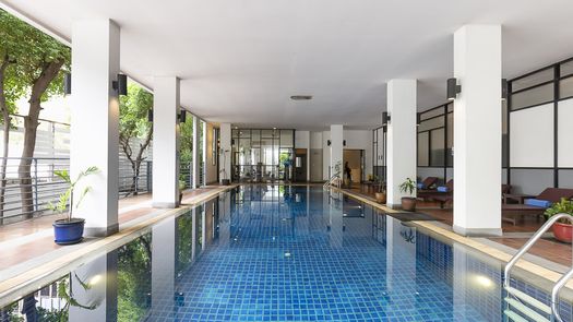 图片 1 of the 游泳池 at Benviar Tonson Residence