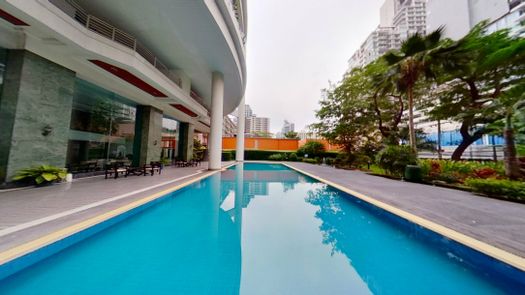 3D Walkthrough of the Communal Pool at Le Raffine Sukhumvit 24