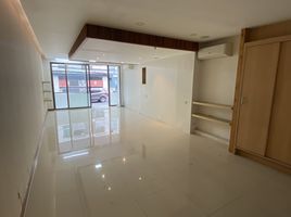 Студия Торговые площади for rent in Бангкок, Khlong Tan Nuea, Щаттхана, Бангкок