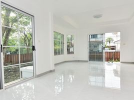3 Schlafzimmer Villa zu verkaufen im Parichat Land&House, Lam Pla Thio