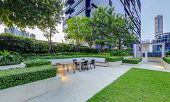 图片 2 of the Communal Garden Area at The Bangkok Sathorn