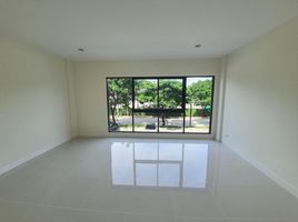 2 Bedroom Townhouse for sale at Baan Klang Muang The Edition Bangna - Wongwaen, Dokmai