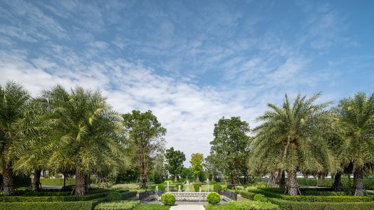 Фото 1 of the Communal Garden Area at Perfect Masterpiece Rama 9 - Krungthep Kreetha