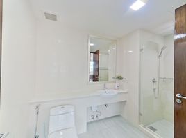 1 Bedroom Condo for sale at The Oleander, Khlong Toei Nuea