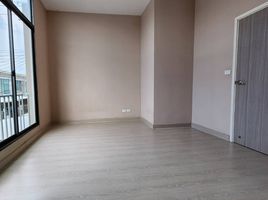 3 Bedroom Townhouse for sale at Patio Ladkrabang-Moterway , Thap Yao