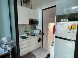 1 спален Кондо в аренду в Chewathai Residence Asoke, Makkasan