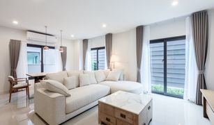 曼谷 Dokmai Baan Klang Muang The Edition Bangna - Wongwaen 4 卧室 别墅 售 