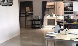 3 Bedrooms Townhouse for sale in Dokmai, Bangkok Baan Klang Muang Suanluang
