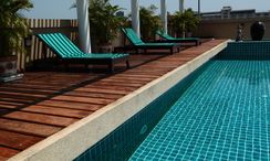 图片 2 of the Communal Pool at Sarin Suites