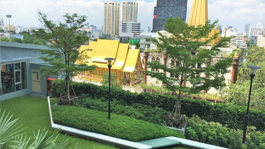 Фото 2 of the Communal Garden Area at Supalai Park Ekkamai-Thonglor