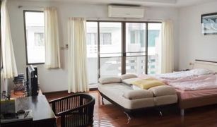 6 Bedrooms Townhouse for sale in Wat Phraya Krai, Bangkok 