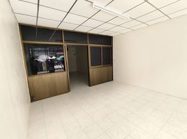 Studio Condo for rent at Family Complex, Sam Sen Nai