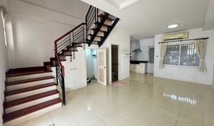 Таунхаус, 2 спальни на продажу в Saphan Sung, Бангкок Baan Patra Krungthep Kreetha