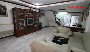 4 Bedrooms Townhouse for sale in Chomphon, Bangkok 