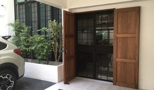 3 Bedrooms Townhouse for sale in Si Lom, Bangkok 