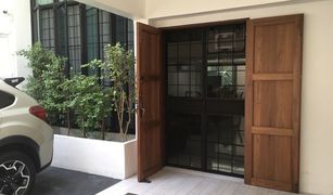 3 Schlafzimmern Reihenhaus zu verkaufen in Si Lom, Bangkok 