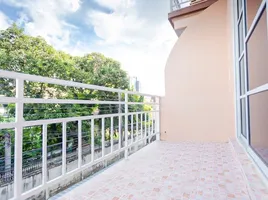 3 Bedroom Townhouse for sale in Tawanna Market, Khlong Chan, Khlong Chan