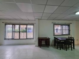 2 Schlafzimmer Reihenhaus zu verkaufen im Baan Poonsinthani 3, Khlong Song Ton Nun