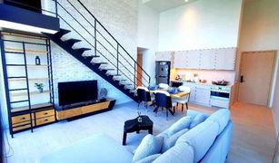 Кондо, 2 спальни на продажу в Si Lom, Бангкок The Lofts Silom
