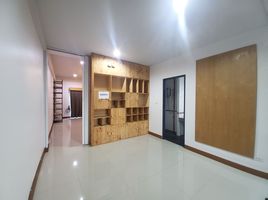 3 Schlafzimmer Reihenhaus zu vermieten in MAYA Lifestyle Shopping Center, Chang Phueak, Suthep