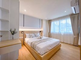 2 Bedroom Condo for sale at Thaweephol Tower, Chang Phueak