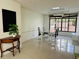 5 Bedroom Townhouse for sale at Moo Baan Chicha Castle, Khlong Toei Nuea, Watthana, Bangkok