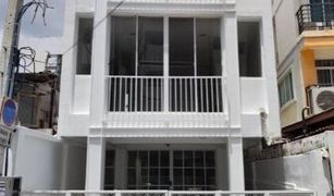 3 Bedrooms Townhouse for sale in Din Daeng, Bangkok 