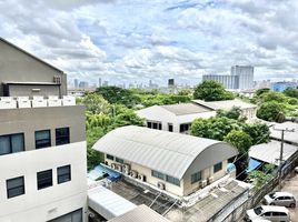 Studio Wohnung zu verkaufen im Pattanakarn Life Complex, Suan Luang