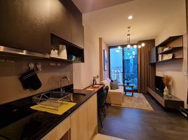 1 спален Кондо в аренду в Edge Sukhumvit 23, Khlong Toei Nuea