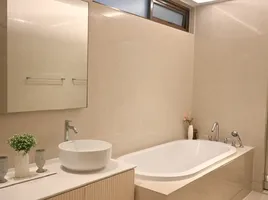 2 спален Кондо в аренду в The Emporio Place, Khlong Tan, Кхлонг Тоеи