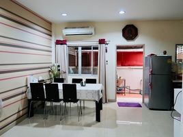 3 Schlafzimmer Villa zu verkaufen im Baan Klang Muang British Town Srinakarin, Bang Kaeo
