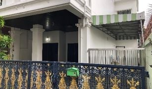 Таунхаус, 4 спальни на продажу в Bang Phlat, Бангкок 