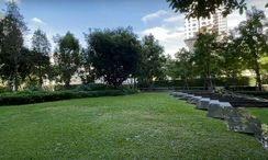 Фото 3 of the Communal Garden Area at Hampton Residence next to Emporium