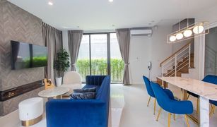 曼谷 Lat Phrao Baan Klang Muang Classe Ekkamai-Ramintra 4 卧室 联排别墅 售 