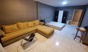 4 Bedrooms Townhouse for sale in Huai Khwang, Bangkok 