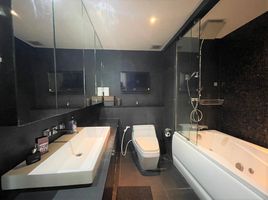 2 Bedroom Condo for sale at Asoke Place, Khlong Toei Nuea