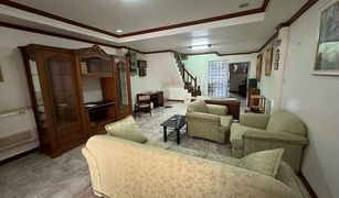 4 Bedrooms Townhouse for sale in Chomphon, Bangkok 